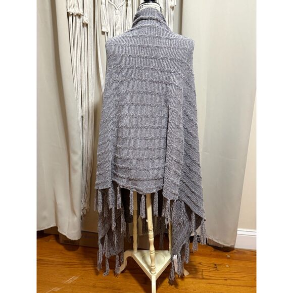 LuLaRoe Grey Knit Fringed Long Ponho/ Scarf/ Shrug NWT Soft Fuzzy OS Classy Chic - Picture 3 of 6
